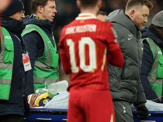 Rodrigo Bentancur, ktorého odnášajú z ihriska na nosidlách v zápase Tottenham Hotspur - Liverpool FC v prvom  semifinále anglického Ligového pohára.