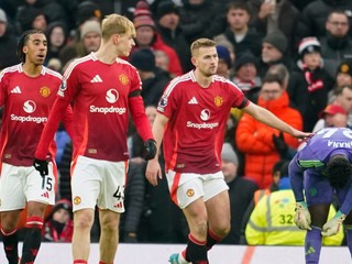 Sklamaní futbalisti Manchestru United po prehre s Brightonom.