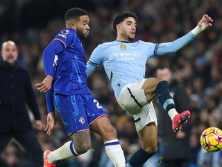 Omar Marmoush (vpravo) a Reece James v zápase Premier League Manchester City - Chelsea FC.