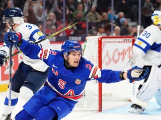 Americký hokejista Teddy Stiga sa teší z víťazného gólu na 4:3.