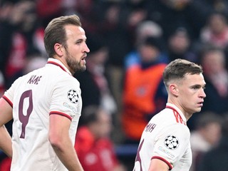 Na snímke sú futbalisti Bayernu Mníchov Harry Kane (vľavo) a Joshua Kimmich.