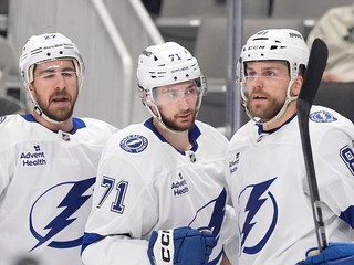 Hráč Tampa Bay Lightning Anthony Cirelli (uprostred) oslavuje so spoluhráčmi Ryanom McDonaghom (vľavo) a Slovákom Erik Černákom (vpravo).
