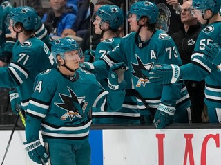 Mikael Granlund sa teší po strelenom góle v drese San Jose Sharks.