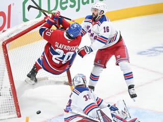 Juraj Slafkovský po strelenom góle v zápase NHL Montreal Canadiens - New York Rangers. Prekonal brankára Jonathana Quicka, ale dohral ho Vincent Trocheck.