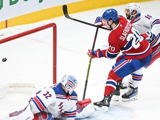 Juraj Slafkovský strieľa gól v zápase NHL Montreal Canadiens - New York Rangers. Prekonal brankára Jonathana Quicka, ale dohral ho Vincent Trocheck.