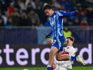 David Strelec (hore) v zápase ŠK Slovan Bratislava - VfB Stuttgart v 7. kole ligovej fázy Ligy majstrov.