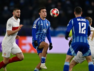 Uprostred David Strelec (Slovan) v držaní lopty počas zápasu ŠK Slovan Bratislava - VfB Stuttgart v 7. kole ligovej fázy Ligy majstrov.