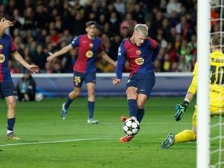 Dani Olmo (v strede) strieľa gól v zápase FC Barcelona - Stade Brest v ligovej fáze Ligy majstrov.