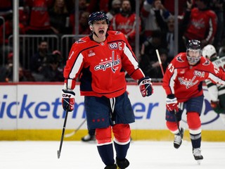 Alexander Ovečkin sa teší po strelenom góle v zápase NHL Washington Capitals - Minnesota Wild.