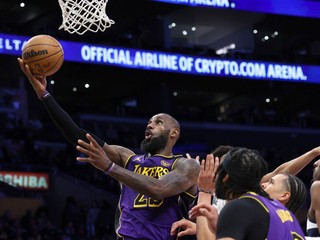 LeBron James z Los Angeles Lakers strieľa na kôš v zápase proti Washingtonu.