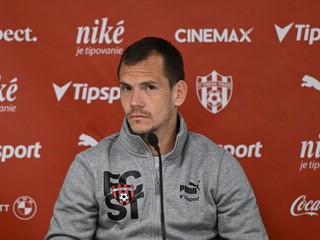 Martin Mikovič počas tlačovej konferencie.