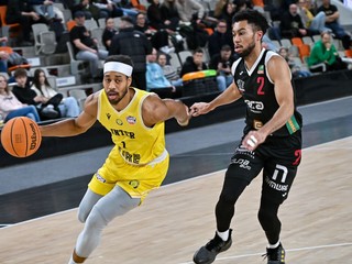 Isaiah Cousins (Bratislava), Stephen Brown (Nymburk) počas finálového zápasu Česko-slovenského Tipsport pohára.