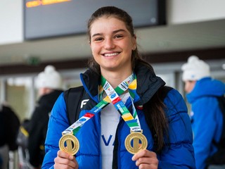 Michaela Straková pózuje s medailami z Európskeho olympijského festivalu mládeže (EYOF).