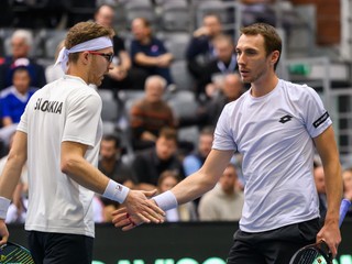 Slovenskí tenisti zľava Miloš Karol a Lukáš Klein v zápase štvorhry.