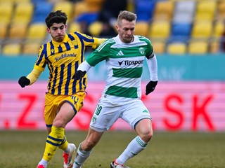 Zľava Ammar Ramadan (DAC) a Martin Nagy (Skalica) bojujú o loptu počas zápasu 19. kola Niké ligy FC DAC 1904 Dunajská Streda - MFK Skalica.