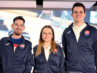 Slovenskí reprezentanti v lukostreľbe, zľava Jozef Bošanský, Denisa Baránková a Daniel Medveczky.