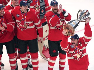 Hokejisti Kanady oslavujú triumf na Turnaji štyroch krajín.