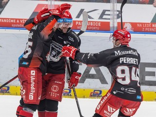 Alex Tamáši (vľavo) oslavuje gól so spoluhráčmi.