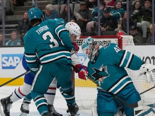 Juraj Slafkovský a brankár Alexandar Georgiev v zápase NHL San Jose Sharks - Montreal Canadiens.