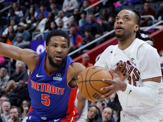 Darius Garland (vpravo) a Malik Beasley v zápase NBA Detroit Pistons - Cleveland Cavaliers.