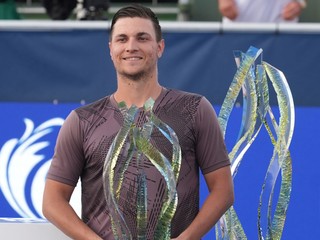 Miomir Kecmanovič s trofejou na turnaji ATP Delray Beach 2025.