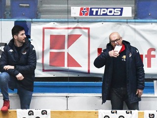 Sprava tréner Zvolena Peter Mikula a asistent trénera Dávid Skokan počas zápasu.