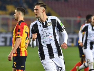 Futbalista Udinese Lorenzo Lucca sa teší z premenenej penalty.