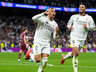 Kylian Mbappé a Jude Bellingham oslvaujú gól.