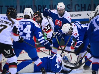 Hokejistka Nemecka Celina Haiderová (uprostred) bojuje pred bránou Slovenska v zápase I. skupiny finálového turnaja kvalifikácie ZOH 2026 Slovensko - Nemecko.