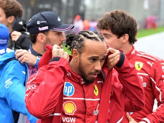 Lewis Hamilton vo farbách Ferrari.