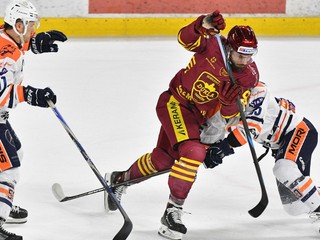 Trenčiansky útočník Adam Lapšanský (v strede).