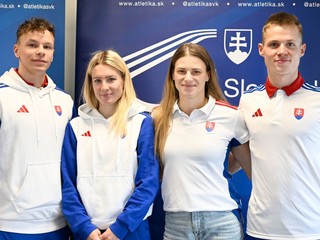 Zľava Matej Balúch, Viktória Forster, Daniela Ledecká a Patrik Dömötör pred halovými MS 2025.