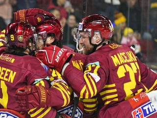 Hokejisti HK Dukla Trenčín sa tešia po strelenom góle v stretnutí proti HK Dukla Ingema Michalovce v 5. zápase predkola play-off Tipos extraligy.