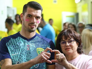 Zľava brankár Ľubomír Belko (Žilina) a zástupkyňa z iniciatívy Niké liga pomáha ukazujú srdce.
