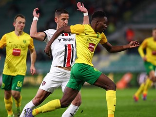 Samuel Gidi (vpravo) a Jakub Paur bojujú o loptu v zápase MŠK Žilina - FC Spartak Trnava vo štvrťfinále Slovnaft Cupu.