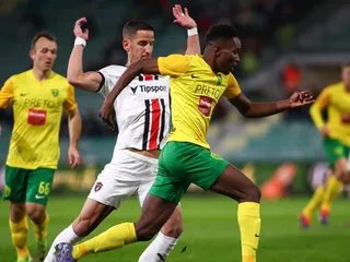 Samuel Gidi (vpravo) a Jakub Paur bojujú o loptu v zápase MŠK Žilina - FC Spartak Trnava vo štvrťfinále Slovnaft Cupu.