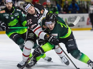 Zľava Peter Galamboš, Lukáš Kozák a Daniel Vladimír Tkáč DOXXbet Vlci Žilina - HC MONACObet Banská Bystrica v prvom štvrťfinále play-off Tipos extraligy.