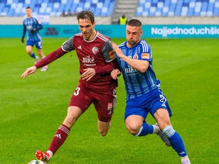 Filip Mielke (Podbrezová) a Róbert Mak (Slovan) počas zápasu 3. kola nadstavbovej časti Niké ligy skupiny o titul ŠK Slovan Bratislava - FK Železiarne Podbrezová.