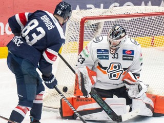 Martin Bakoš (Slovan) a vpravo brankár Dominik Riečický (Košice).