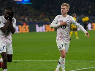 Hakon Arnar Haraldsson oslavuje gól do siete Borussie Dortmund.