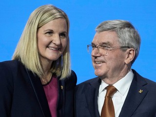 Končiaci prezident Medzinárodného olympijského výboru (MOV) Thomas Bach a nová prezidentka MOV Kirsty Coventryová.