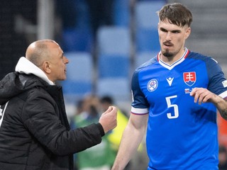 Tréner slovenskej reprezentácie Francesco Calzona so stopérom Ivanom Mesíkom v zápase Slovinsko - Slovensko.