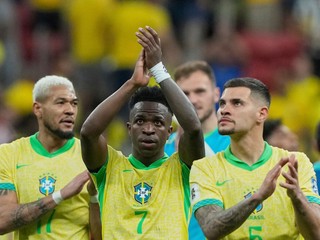 Futbalista Brazílie Vinicius Junior (uprostred) sa teší so spoluhráčmi z výhry 2:1 po zápase juhoamerickej kvalifikácie MS 2026.