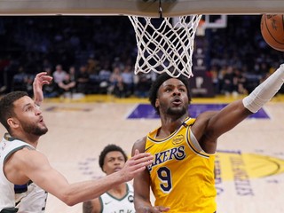 Basketbalista Los Angeles Lakers Bronny James (vpravo).