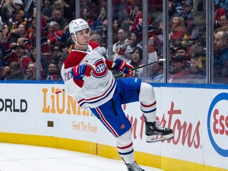 Juraj Slafkovský sa teší po strelenom góle v zápase NHL Vancouver Canucks - Montreal Canadiens.