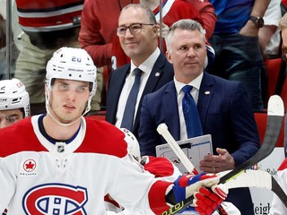 Juraj Slafkovský v drese Montreal Canadiens. V pozadí tréner Martin St. Louis.