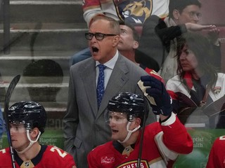 Tréner Paul Maurice na lavičke tímu Florida Panthers.