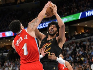 Jarrett Allen a Scotty Pippen Jr. v zápase medzi Memphisom a Clevelandom. 