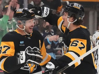 Sidney Crosby (vľavo) a Rickard Rakell sa tešia po strelenom góle v drese Pittsburgh Penguins.