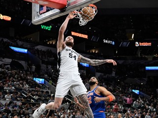 Sandro Mamukelašvili dáva kôš v zápase zámorskej NBA San Antonio Spurs - New York Knicks.